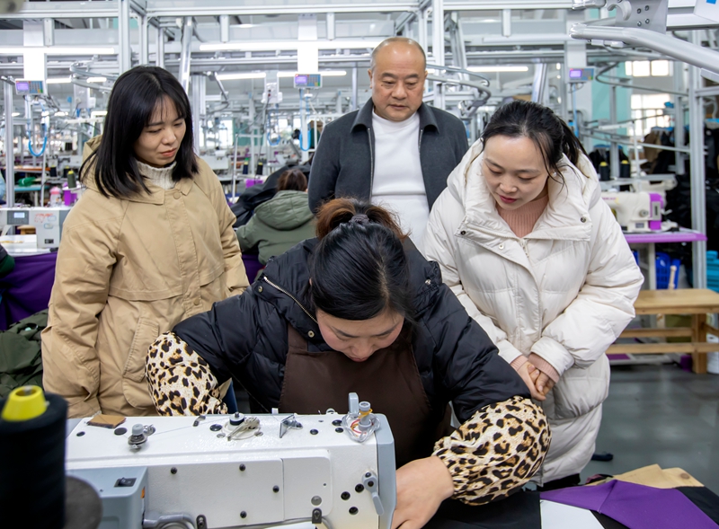 黔西市投资促进局工作人员到黔西卡尔美品牌服饰了解企业用工情况