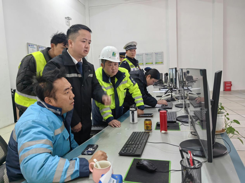 贵州铜仁多地联动抗凝冻 筑牢防线保畅通。
