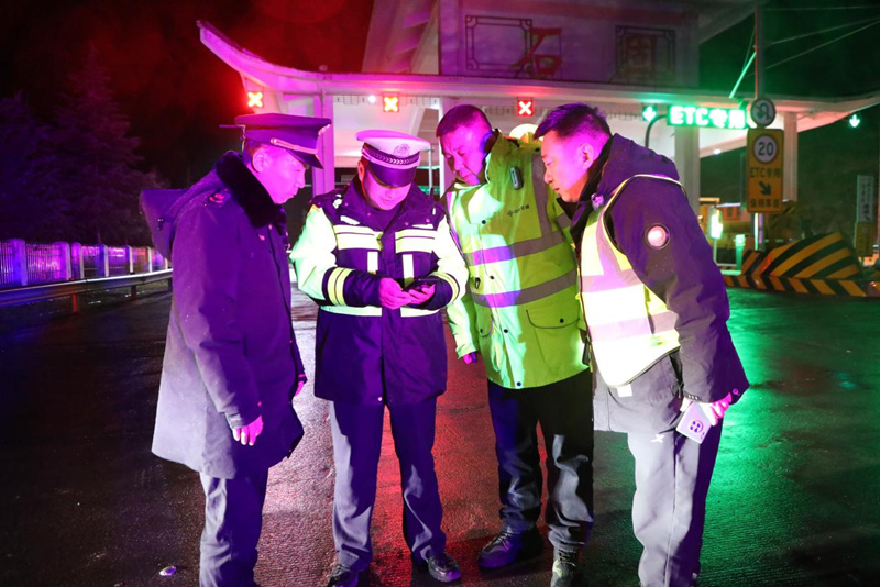 贵州铜仁多地联动抗凝冻 筑牢防线保畅通。