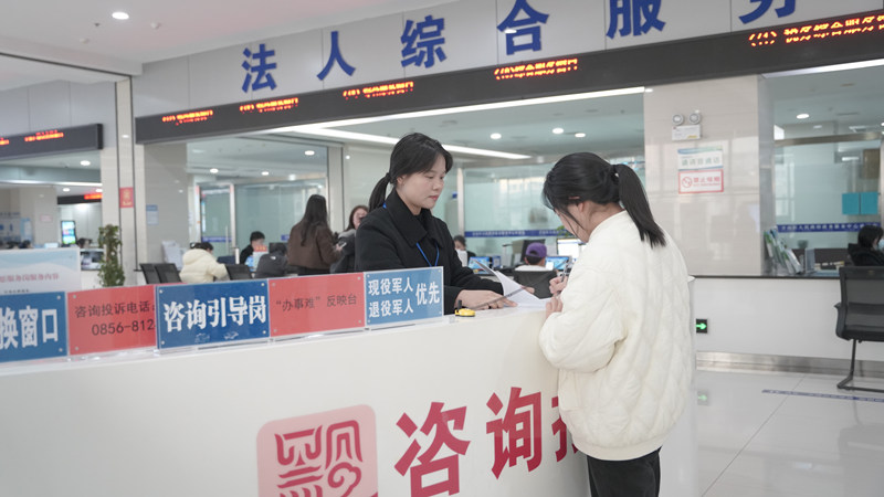 工作人员在帮助群众登记相关信息。