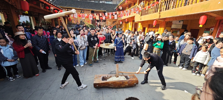 活動現場打糍粑。李瑞攝