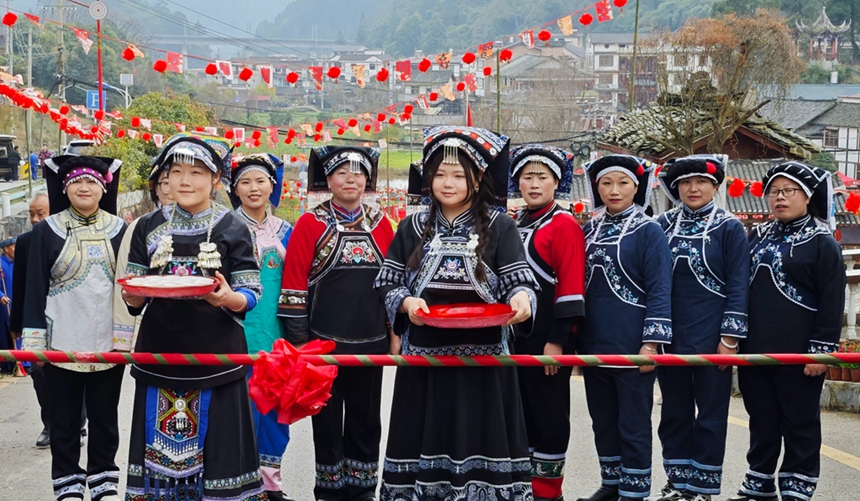 活動現場攔門酒。李瑞攝