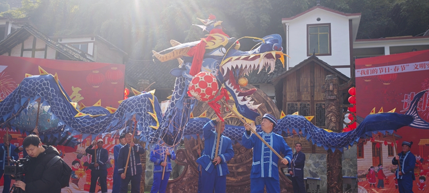 活動現場龍舞新春。李瑞攝