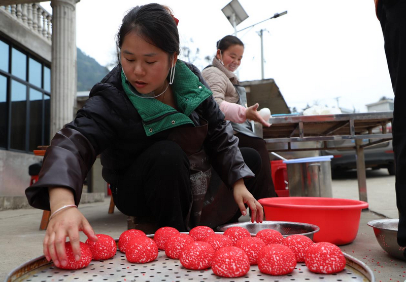 贵州玉屏:侗乡红粑香 三十年守一味。