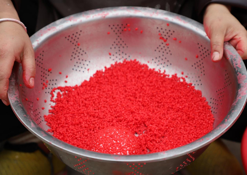 贵州玉屏:侗乡红粑香 三十年守一味。