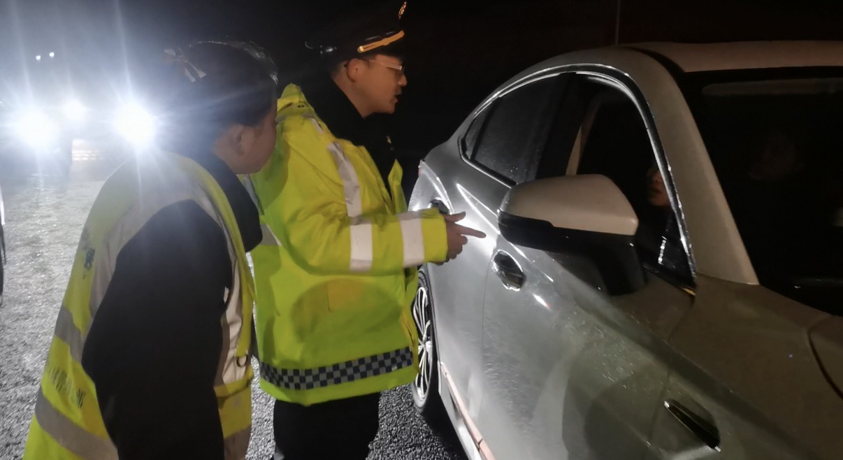 執法人員楊俊武安撫救助王女士一行。