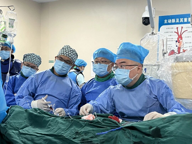 心血管内二科主任、主任医师曾安宁带领团队为患者实施手。