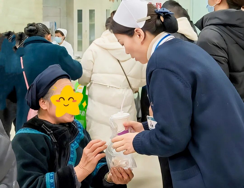 杨秀盼护士为患者买早餐，暖胃更暖心。