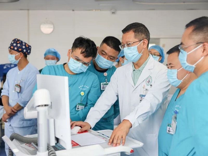 神经外科主任、主任医师张国庆与团队成员讨论病例。