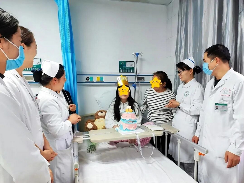 康复医学科医护人员为患者送上生日蛋糕，患者甜甜地笑了。