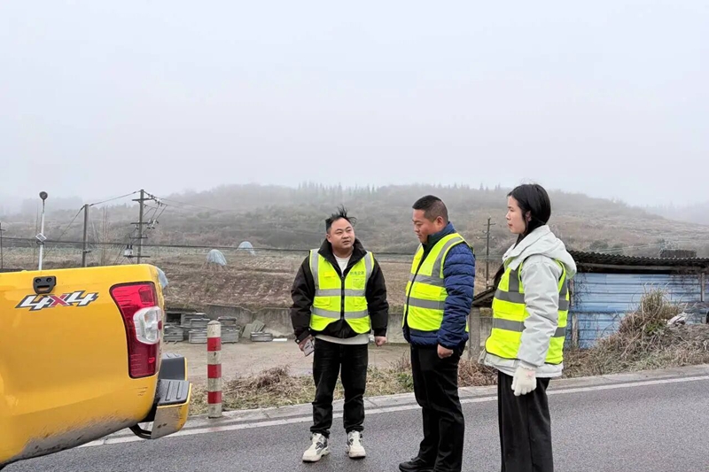 2 图为在S308线查看易凝冻路段 &nbsp; 霍仁欢 摄.jpg