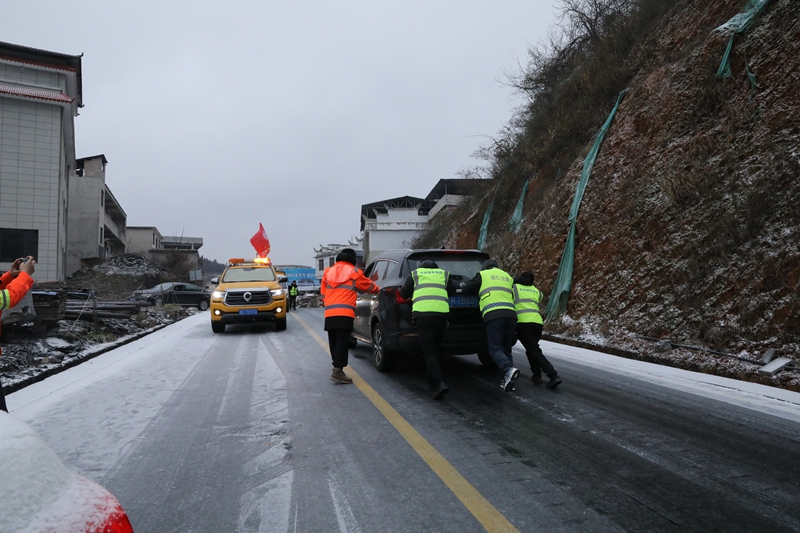 应急抢险人员帮助车辆脱困.JPG