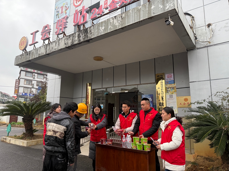 党员志愿者开展便民服务.jpg