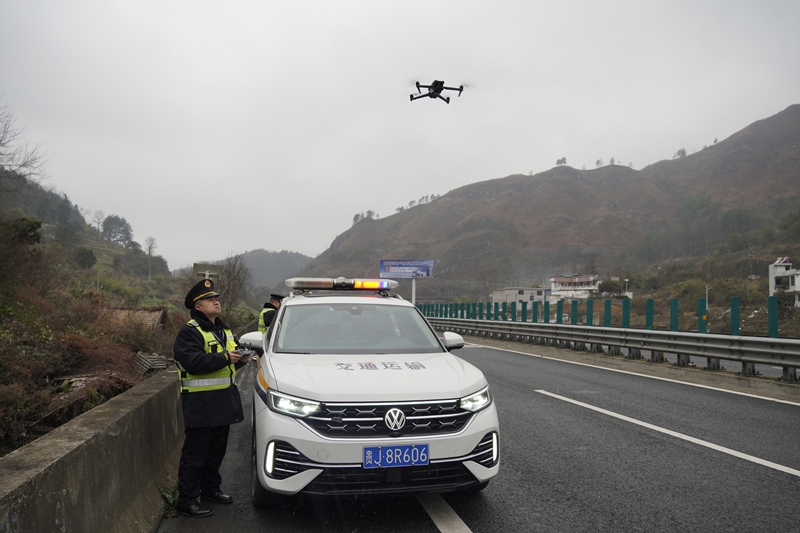 省交通運輸綜合行政執法八支隊四大隊執法人員操縱無人機查看路況.JPG