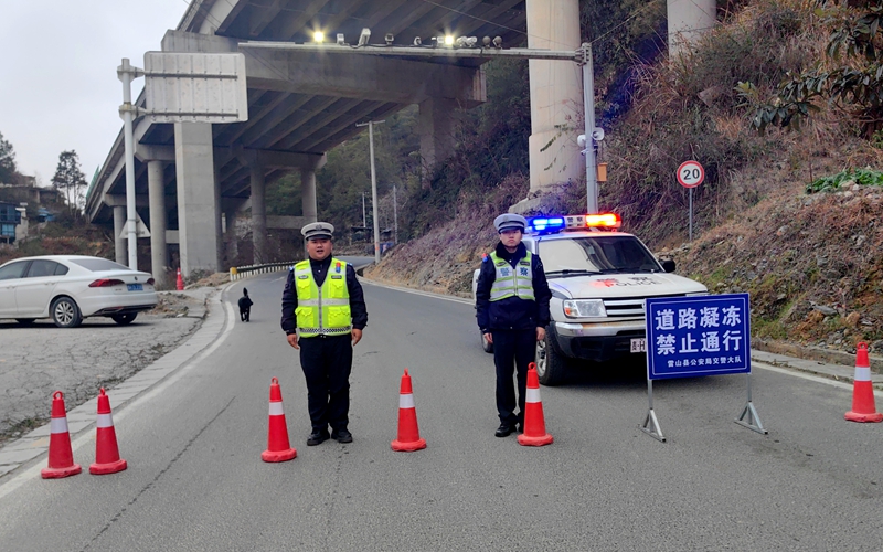 圖為：雷山公安對雷公山景區路段進行臨時交通管制工作