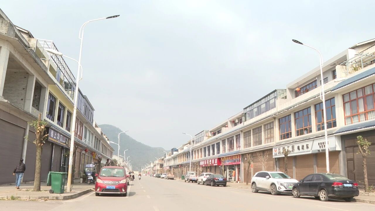 圖為開展路燈復亮.。