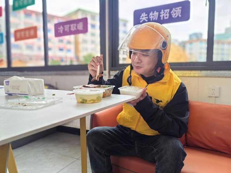 外賣員吃著暖心的午餐.jpg