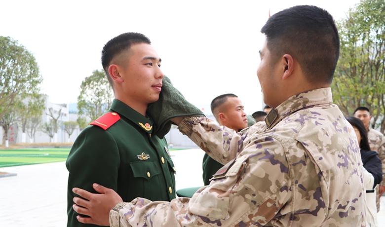 貴州獨山：新兵下隊入“新家” 昂首邁向新征程