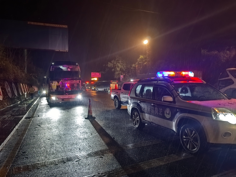 貴州交通運輸綜合執法人員將車輛護送至黎平南收費站。.jpg