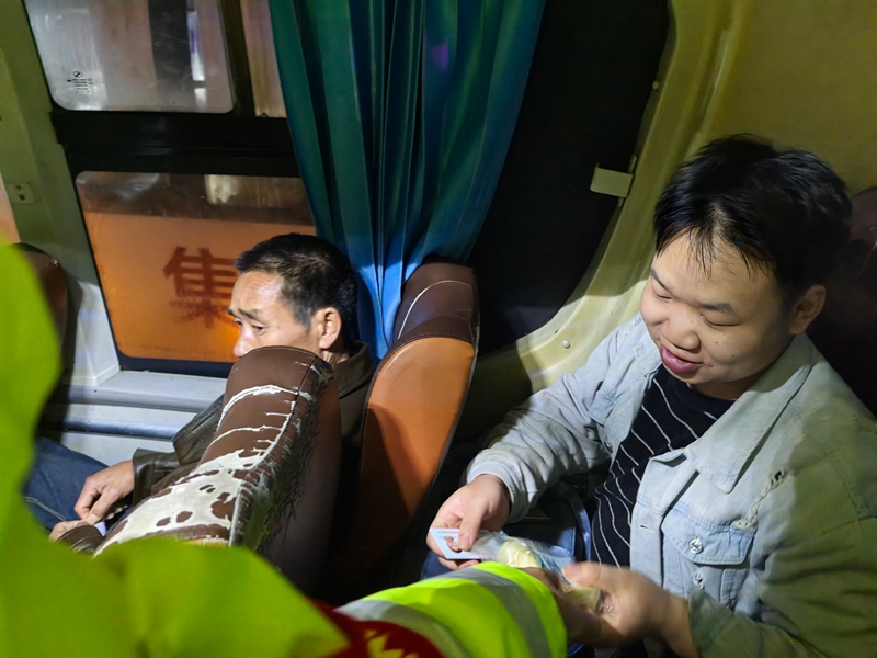 貴州交通運輸綜合執法人員為車上旅客送上物資。.jpg