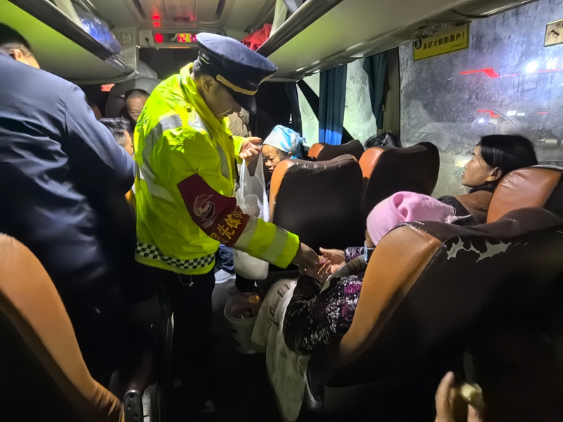 貴州交通運輸綜合執法人員為為車上旅客送上物資。.jpg