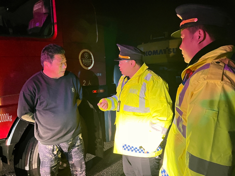 1月20日，22时10分交通执法员询问毛家庄服务区停留过夜货车司机并进行温馨提示。.jpg