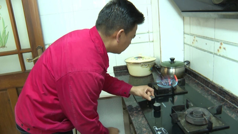 羅小章檢查灶具.jpg
