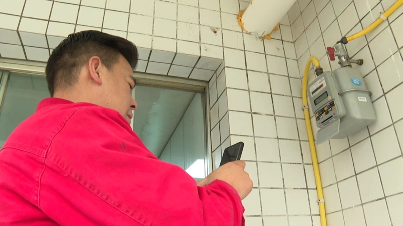 羅小章用檢漏儀排查管道隱患.jpg