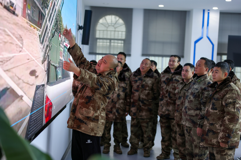 2026年1月20日,在贵州省铜仁市玉屏侗族自治县气象局,工作人员在学习人工影响天气技能知识。