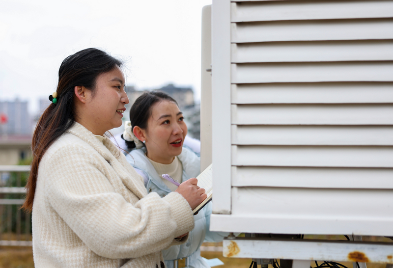 2026年1月20日，在贵州省铜仁市玉屏侗族自治县气象局，工作人员在查看百叶箱温度仪器情况。