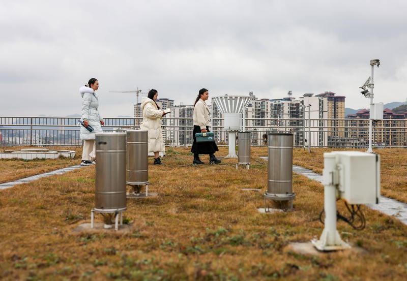 2026年1月20日，在贵州省铜仁市玉屏侗族自治县气象局，工作人员在维护保养气象监测设备。