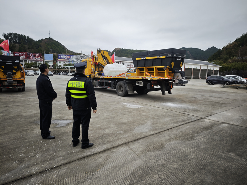 執法人員檢查抗凝保暢機械設備。