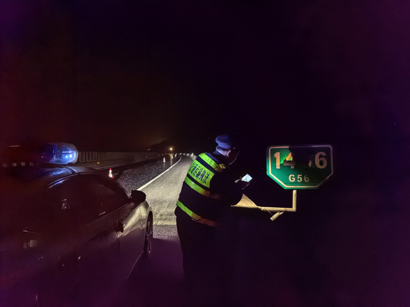 執法人員在G56杭瑞高速檢查道路結冰情況。