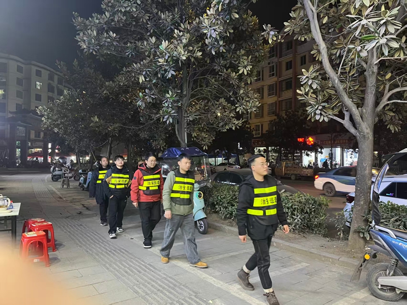 鬆桃蓼皋夜間巡邏隊夜間巡邏，守護群眾平安夜。
