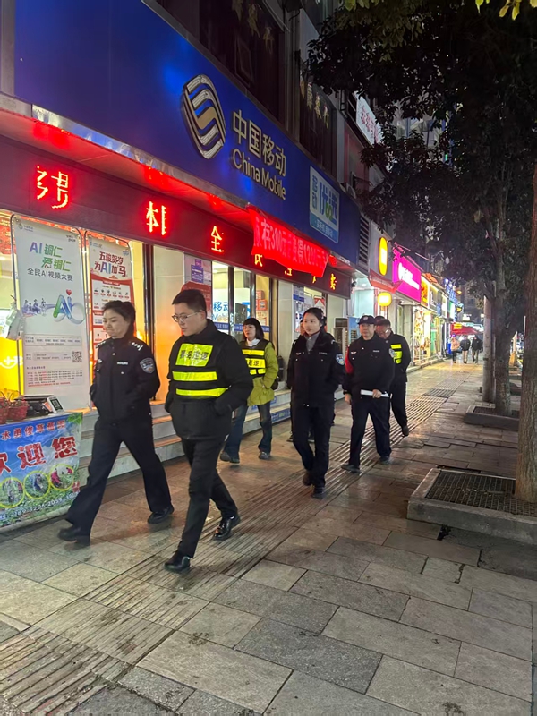 鬆桃蓼皋夜間巡邏隊在背街小巷巡邏，守護群眾平安夜。