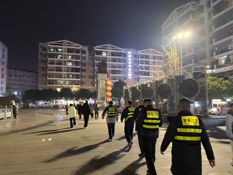 鬆桃蓼皋夜間巡邏隊在人口密集場所巡邏。