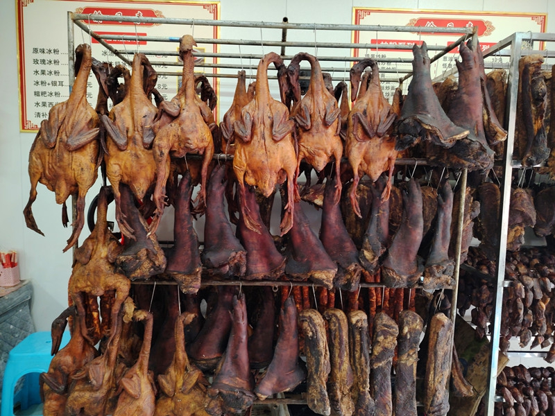 臘鴨、臘肉、香腸等挂滿貨架。.jpg