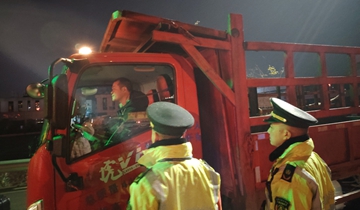 瓮安交通部門暖心護航滯留司乘貴州省交通運輸綜合行政執法八支隊三大隊迅速啟動應急預案，聯合“一路三方”力量，以高效管控與暖心服務，全力保障道路安全暢通與司乘人員平安……