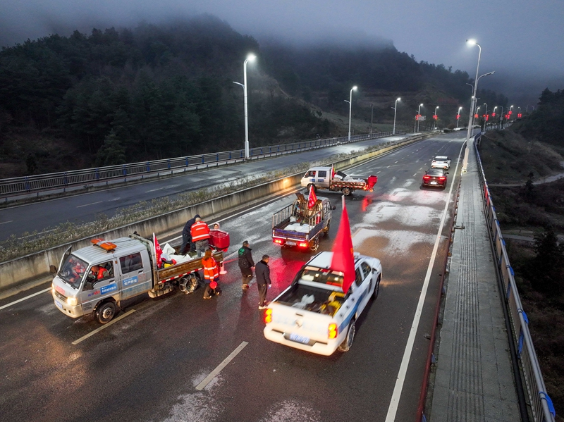 1 图为：组织党员干部职工和环卫工人在一线对城区主要交通路口开展除雪保畅通工作 (3)