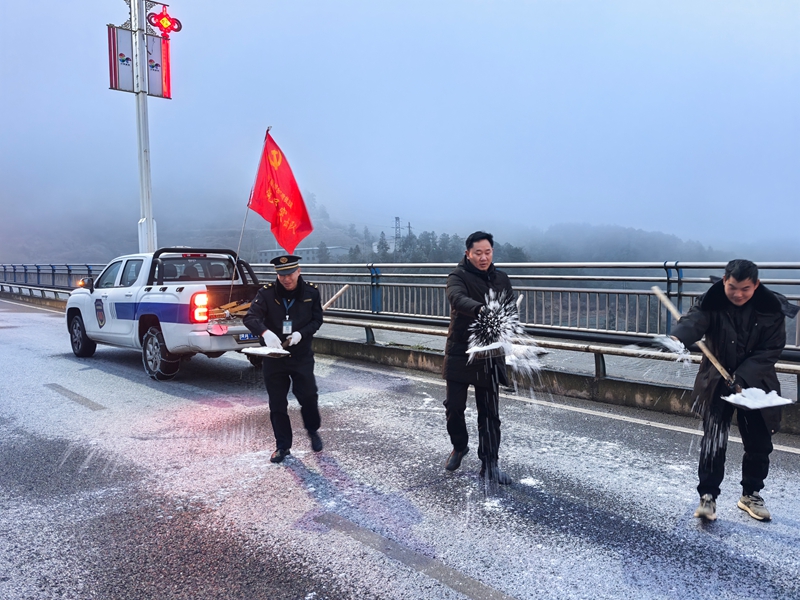 2 图为：组织党员干部职工和环卫工人在一线对城区主要交通路口开展除雪保畅通工作 (6)