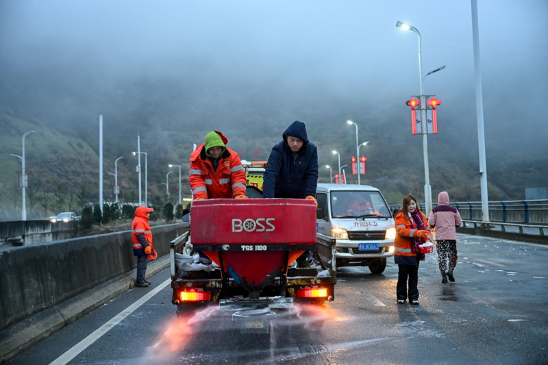 4 图为：组织党员干部职工和环卫工人在一线对城区主要交通路口开展除雪保畅通工作 (11)