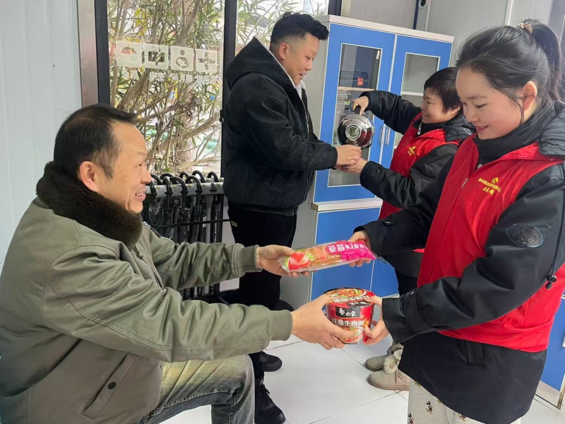 都匀营运中心工作人员服务司乘人员。.jpg