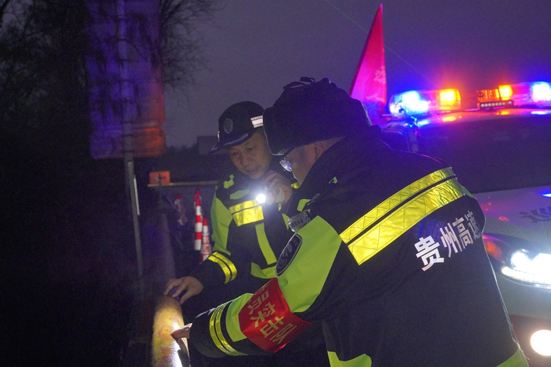 安顺营运中心工作日人员查看桥梁护栏凝冻情况。.jpg