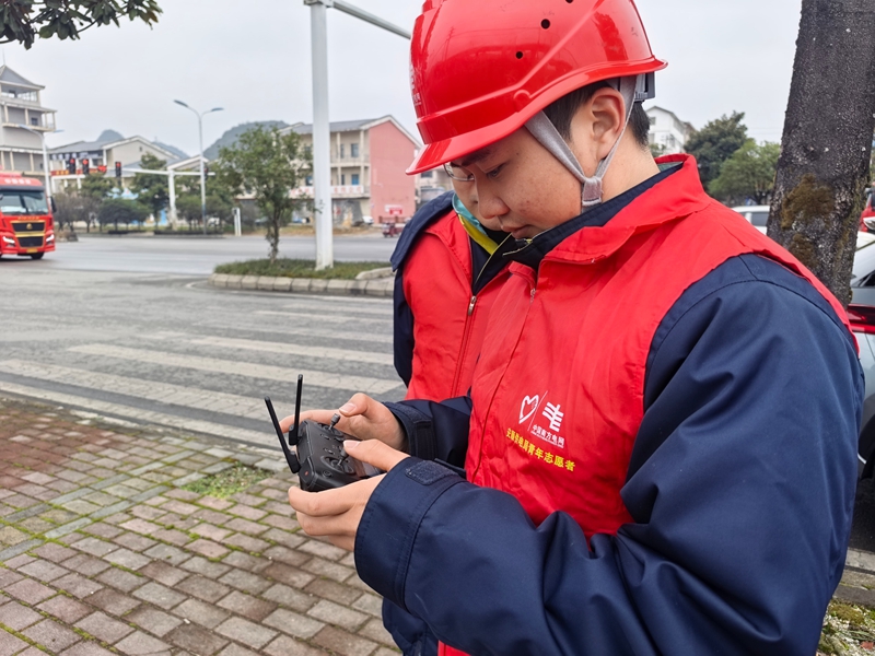 安順市郊供電局青年團員無人機飛手對轄區內10千伏線路進行無人機巡視，確保用電可靠（曾慶禹攝）.jpg