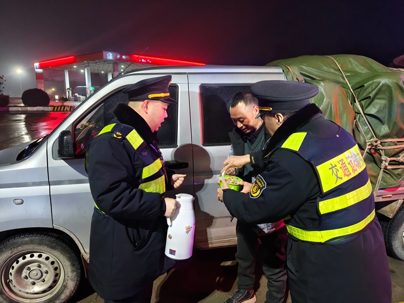 轄區高速公路臨時交通管制前，執法人員發現一名貨車司機停留在服務區並准備過夜，執法人員為駕駛員送上方便面.jpg