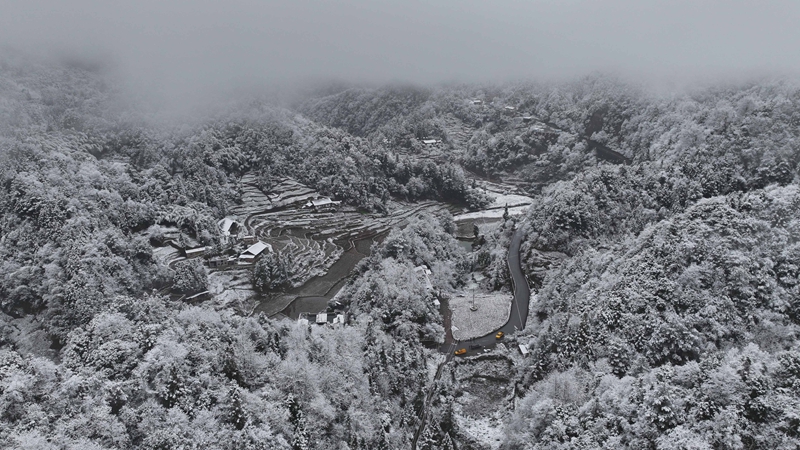 俯瞰習水凝凍山區，銀裝素裹中見蜿蜒山路。.jpg