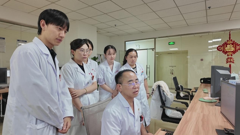 黔东南州人民医院影像科主任王芳清正与科室同事随机抽查影像诊断报告.jpg