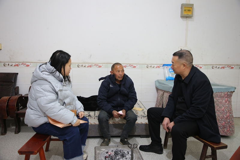 紫薇鎮尖峰村慰問現場。梅亞軍攝