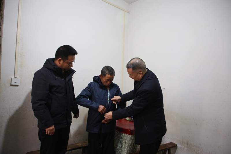 合水鎮亞子壩村慰問現場。梅亞軍攝