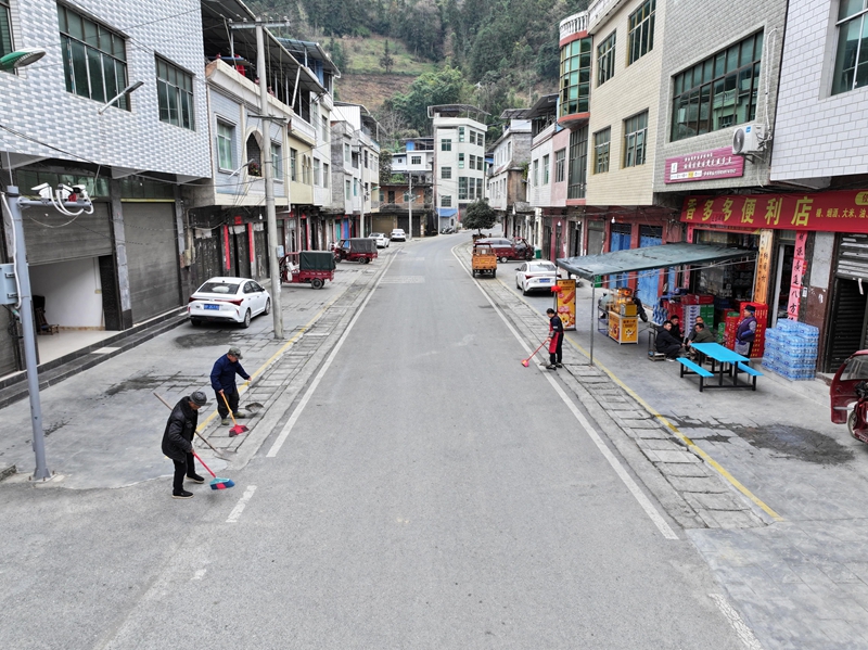村民们正自发清扫路面.jpg